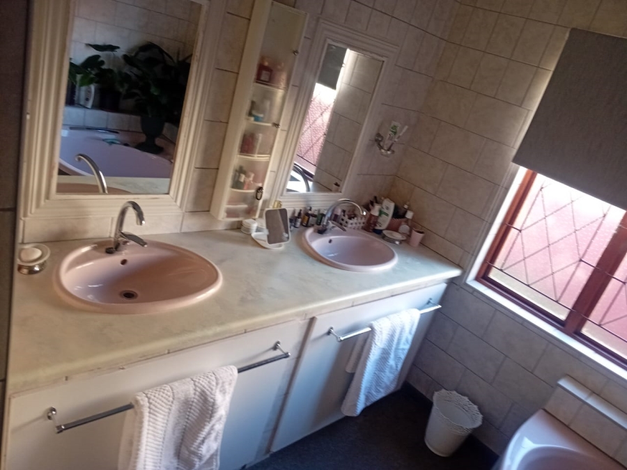 6 Bedroom Property for Sale in Heiderand Western Cape